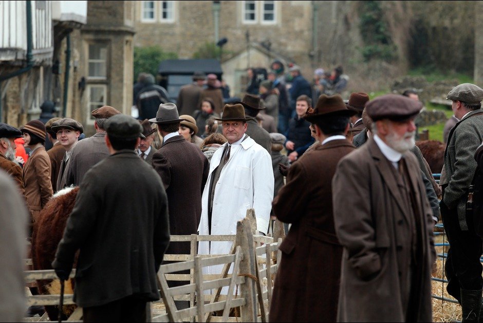 Πύργος του Downton: Καρέ-καρέ τα γυρίσματα σε μεσαιωνικό χωριό της Αγγλίας [εικόνες] | iefimerida.gr 7