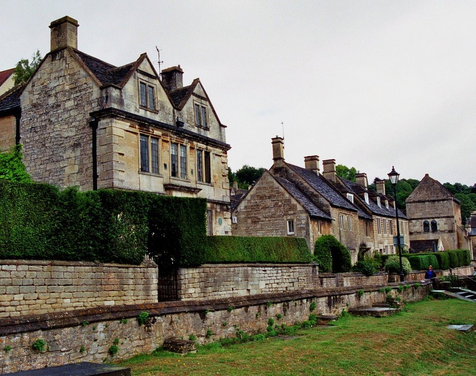 Πύργος του Downton: Καρέ-καρέ τα γυρίσματα σε μεσαιωνικό χωριό της Αγγλίας [εικόνες] | iefimerida.gr 13