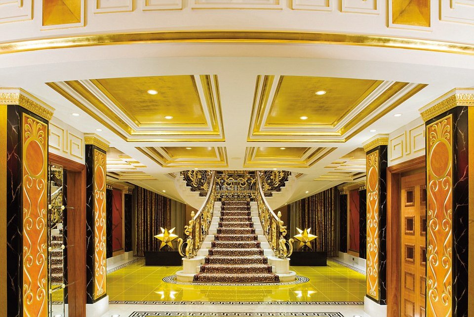 Μέσα στο ξενοδοχείο-«πανί», σύμβολο του Ντουμπάι: Δωμάτια με χρυσά σκαλιά και δικό τους σινεμά! [εικόνες] | iefimerida.gr 1