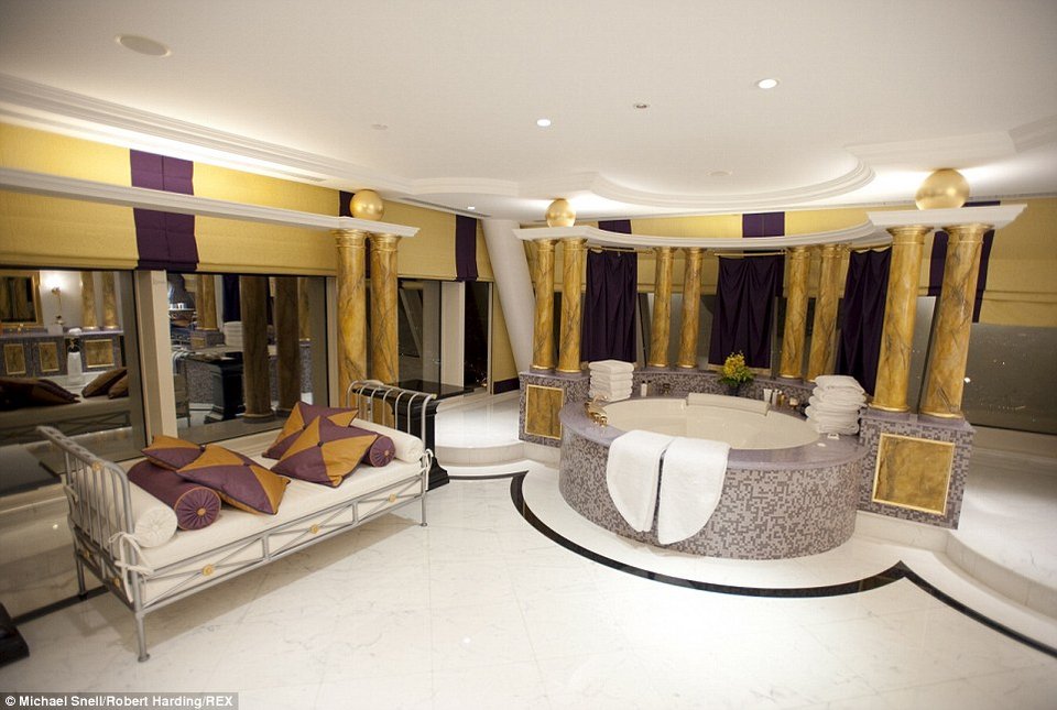 Μέσα στο ξενοδοχείο-«πανί», σύμβολο του Ντουμπάι: Δωμάτια με χρυσά σκαλιά και δικό τους σινεμά! [εικόνες] | iefimerida.gr 3