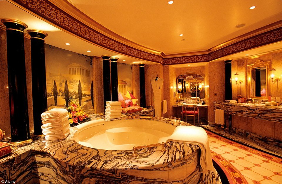 Μέσα στο ξενοδοχείο-«πανί», σύμβολο του Ντουμπάι: Δωμάτια με χρυσά σκαλιά και δικό τους σινεμά! [εικόνες] | iefimerida.gr 7