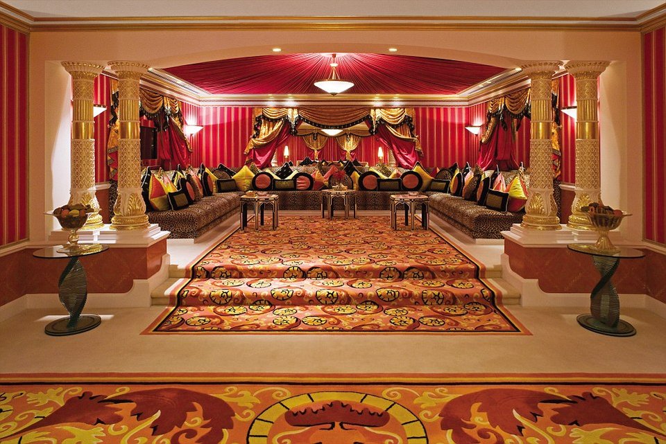 Μέσα στο ξενοδοχείο-«πανί», σύμβολο του Ντουμπάι: Δωμάτια με χρυσά σκαλιά και δικό τους σινεμά! [εικόνες] | iefimerida.gr 8