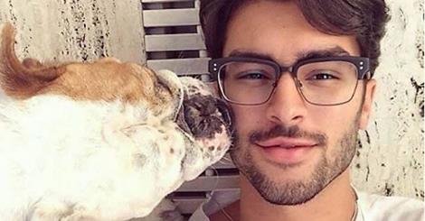 Καυτοί άντρες με τα σκυλάκια τους «λιώνουν» το Ιnstagram [εικόνες] | iefimerida.gr 0