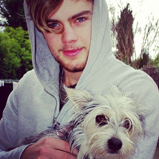 Καυτοί άντρες με τα σκυλάκια τους «λιώνουν» το Ιnstagram [εικόνες] | iefimerida.gr 7