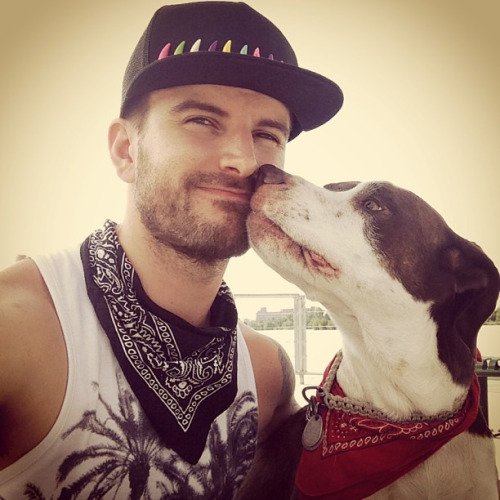 Καυτοί άντρες με τα σκυλάκια τους «λιώνουν» το Ιnstagram [εικόνες] | iefimerida.gr 8