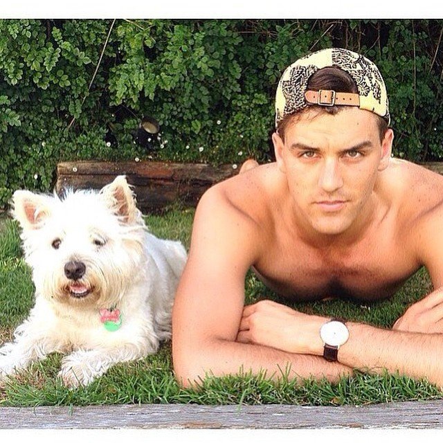 Καυτοί άντρες με τα σκυλάκια τους «λιώνουν» το Ιnstagram [εικόνες] | iefimerida.gr 3