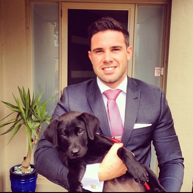 Καυτοί άντρες με τα σκυλάκια τους «λιώνουν» το Ιnstagram [εικόνες] | iefimerida.gr 4