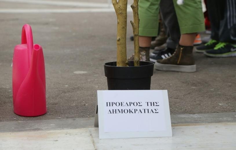 Ο Καμμένος έγινε σημαία και ο Παυλόπουλος γλάστρα -Ξεκαρδιστική Ελληνοφρένεια [εικόνες+βίντεο] | iefimerida.gr 1