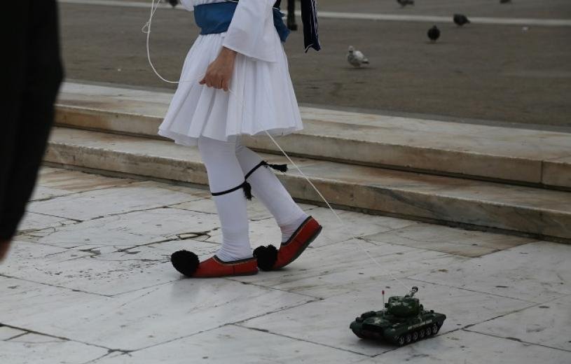 Ο Καμμένος έγινε σημαία και ο Παυλόπουλος γλάστρα -Ξεκαρδιστική Ελληνοφρένεια [εικόνες+βίντεο] | iefimerida.gr 2