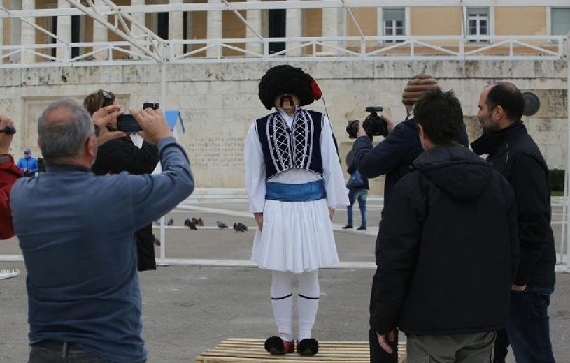 Ο Καμμένος έγινε σημαία και ο Παυλόπουλος γλάστρα -Ξεκαρδιστική Ελληνοφρένεια [εικόνες+βίντεο] | iefimerida.gr 4