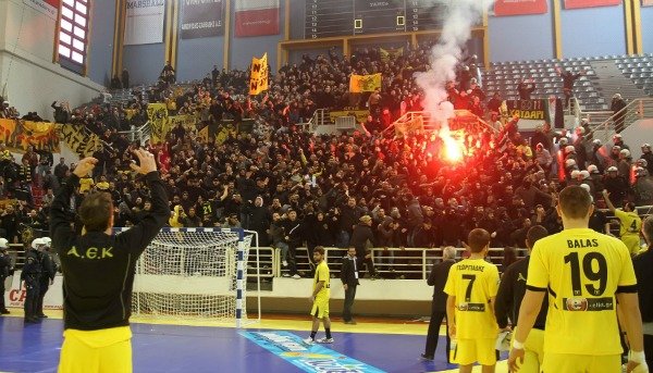 Κυπελλούχος χάντμπολ ο ΠΑΟΚ: Νίκη 29-27 επί της ΑΕΚ - Τρομερής έκτασης επεισόδια στην Πυλαία [εικόνες & βίντεο] | iefimerida.gr 0