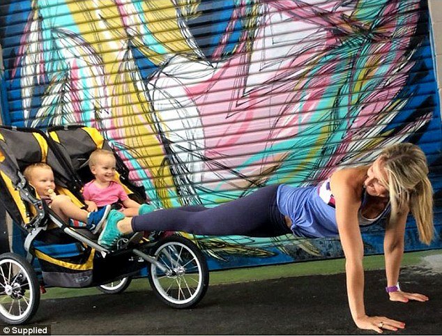 Viral -Η μητέρα που έγινε φέτες κάνοντας γυμναστική με βαράκια τα... μωρά της [εικόνες] | iefimerida.gr 1