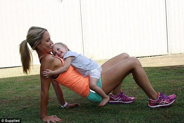 Viral -Η μητέρα που έγινε φέτες κάνοντας γυμναστική με βαράκια τα... μωρά της [εικόνες] | iefimerida.gr 2