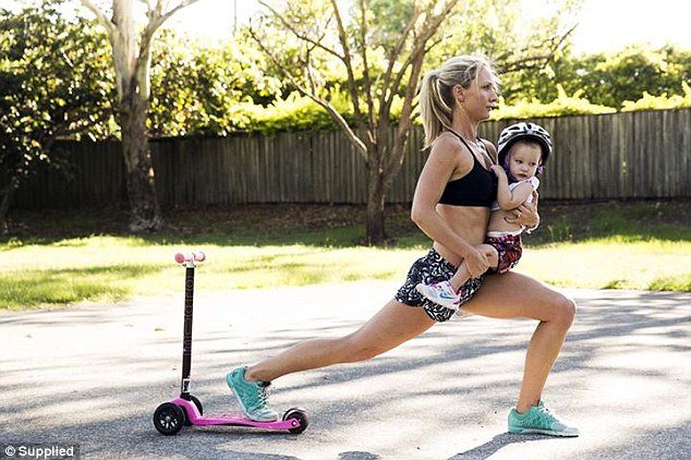 Viral -Η μητέρα που έγινε φέτες κάνοντας γυμναστική με βαράκια τα... μωρά της [εικόνες] | iefimerida.gr 4