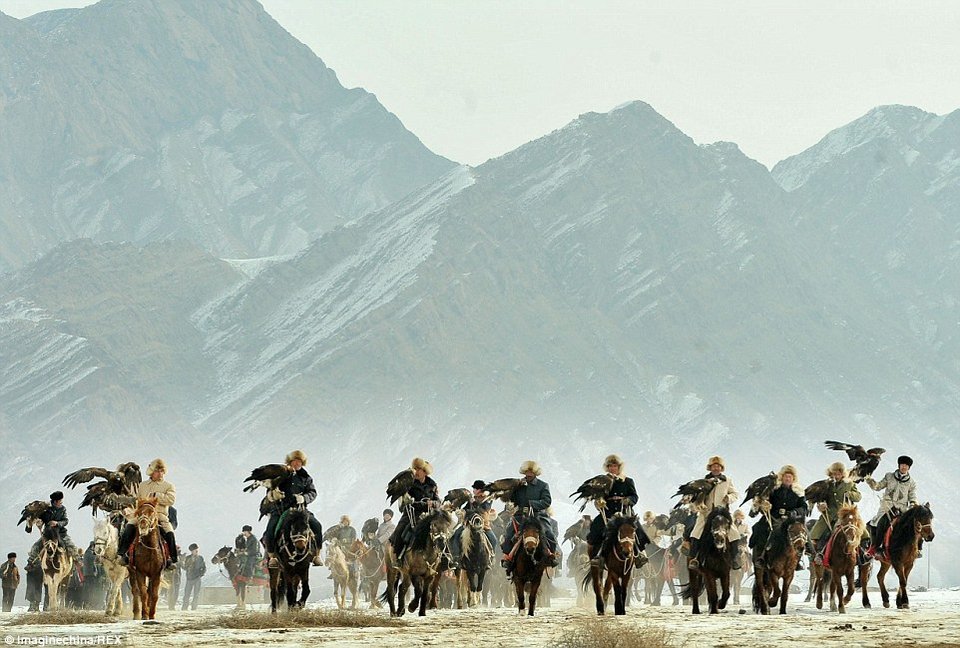 Το κυνήγι με τα γεράκια: Απίστευτα καρέ όταν ο άνθρωπος γίνεται «ένα» με το ζώο [εικόνες] | iefimerida.gr 6