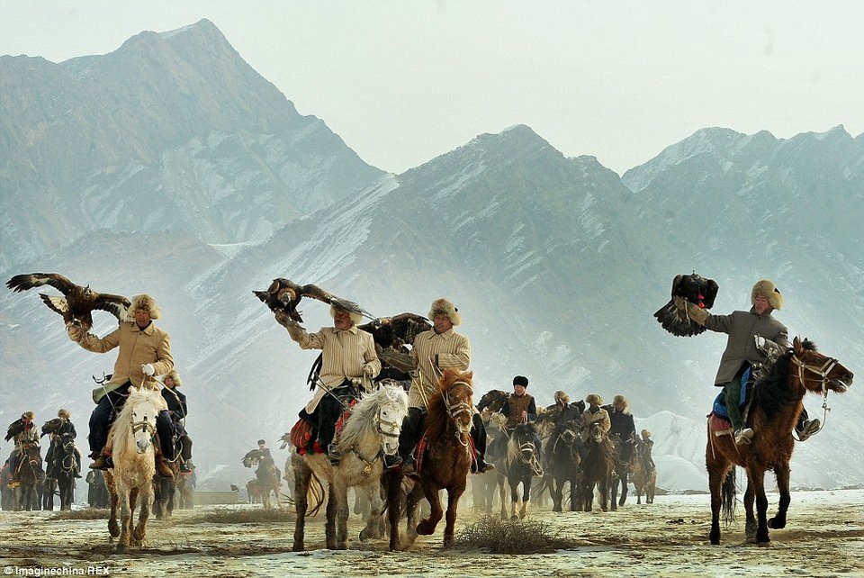 Το κυνήγι με τα γεράκια: Απίστευτα καρέ όταν ο άνθρωπος γίνεται «ένα» με το ζώο [εικόνες] | iefimerida.gr 7