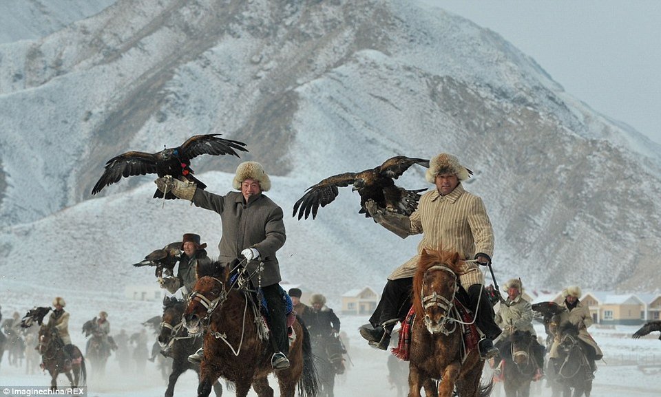 Το κυνήγι με τα γεράκια: Απίστευτα καρέ όταν ο άνθρωπος γίνεται «ένα» με το ζώο [εικόνες] | iefimerida.gr 8