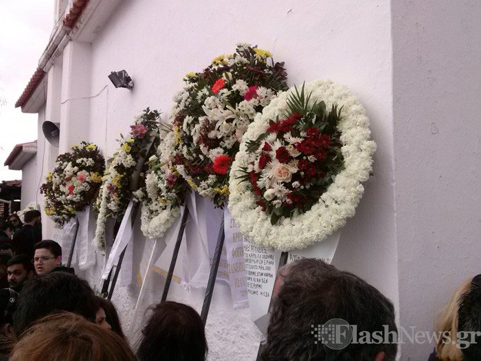 Η κηδεία του Βαγγέλη Γιακουμάκη -Με μπαλωθιές οδηγήθηκε στην τελευταία του κατοικία, λιποθύμησε η μητέρα του [εικόνες & βίντεο] | iefimerida.gr 5