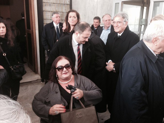 Συγκίνηση στο τελευταίο «αντίο» στον Βασίλη Μαγγίνα [εικόνες] | iefimerida.gr 6