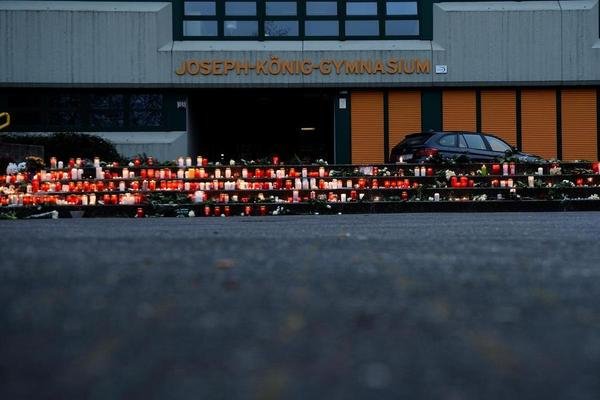 Θρήνος στο σχολείο των 16 μαθητών στη Γερμανία: Φωτογραφία-ντοκουμέντο από ανέμελες στιγμές στη Βαρκελώνη [εικόνες] | iefimerida.gr 4