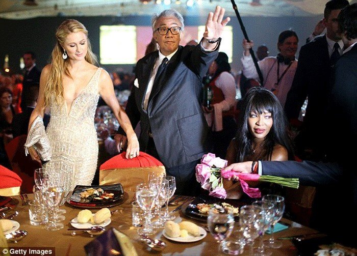 H Πάρις Χίλτον στην Κούβα καπνίζει πούρα & βγάζει selfie με τον γιο του Φιντέλ [εικόνες] | iefimerida.gr 13