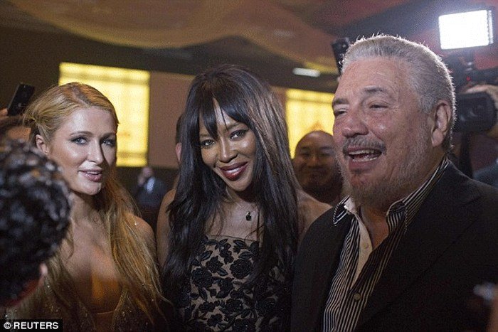 H Πάρις Χίλτον στην Κούβα καπνίζει πούρα & βγάζει selfie με τον γιο του Φιντέλ [εικόνες] | iefimerida.gr 12