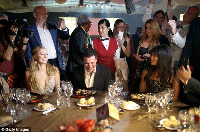 H Πάρις Χίλτον στην Κούβα καπνίζει πούρα & βγάζει selfie με τον γιο του Φιντέλ [εικόνες] | iefimerida.gr 10