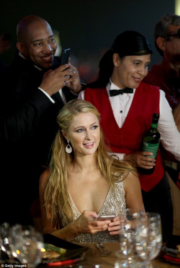 H Πάρις Χίλτον στην Κούβα καπνίζει πούρα & βγάζει selfie με τον γιο του Φιντέλ [εικόνες] | iefimerida.gr 3