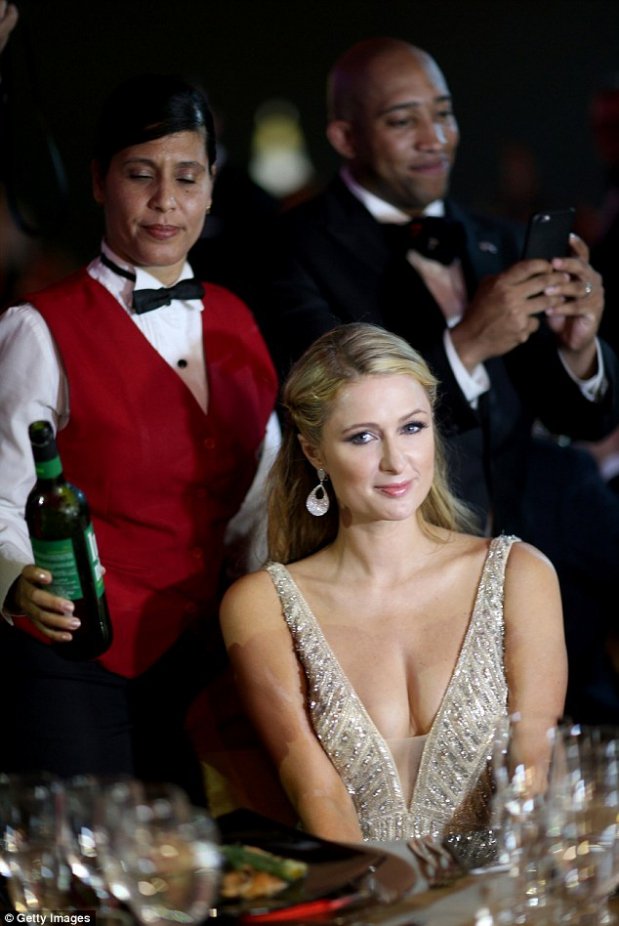 H Πάρις Χίλτον στην Κούβα καπνίζει πούρα & βγάζει selfie με τον γιο του Φιντέλ [εικόνες] | iefimerida.gr 4