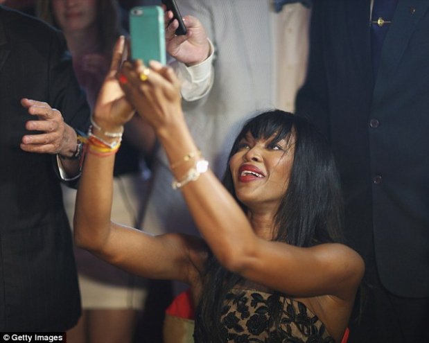 H Πάρις Χίλτον στην Κούβα καπνίζει πούρα & βγάζει selfie με τον γιο του Φιντέλ [εικόνες] | iefimerida.gr 9