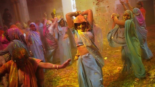 Holi Festival: Η εντυπωσιακή γιορτή στην Ινδία που γεμίζει τις πόλεις με χρώμα | iefimerida.gr 7