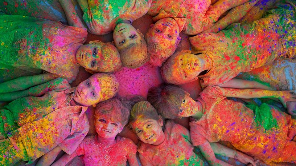 Holi Festival: Η εντυπωσιακή γιορτή στην Ινδία που γεμίζει τις πόλεις με χρώμα | iefimerida.gr 5