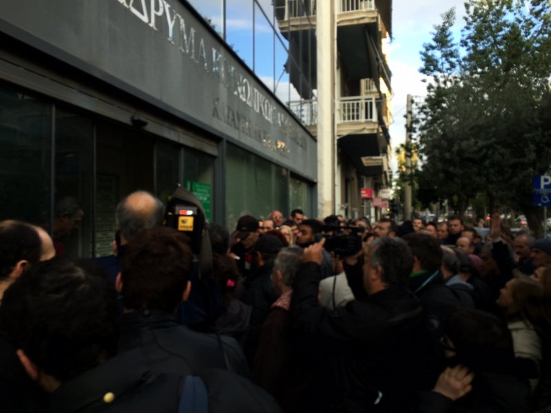 Χάος έξω από το ΙΚΑ -Ατελείωτες ουρές για τη θεώρηση βιβλιαρίων ενώ δεν είναι απαραίτητη [εικόνες] | iefimerida.gr 0