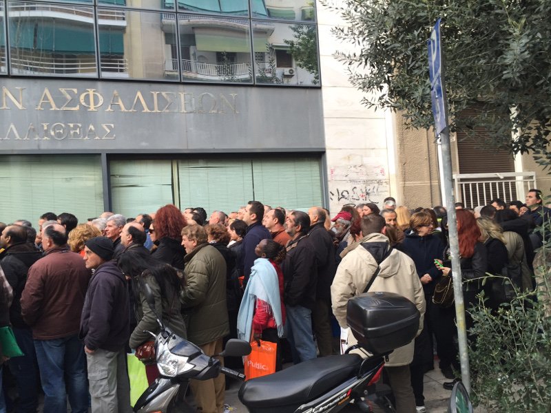 Χάος έξω από το ΙΚΑ -Ατελείωτες ουρές για τη θεώρηση βιβλιαρίων ενώ δεν είναι απαραίτητη [εικόνες] | iefimerida.gr 2