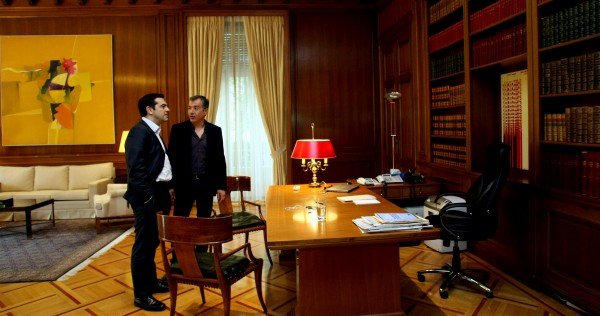 Εργο με συμβολισμούς του κοσμοπολίτη και  πολιτικά αιχμηρού Ξενάκη έβαλε ο Τσίπρας ακριβώς πάνω από το γραφείο του [εικόνες] | iefimerida.gr 2