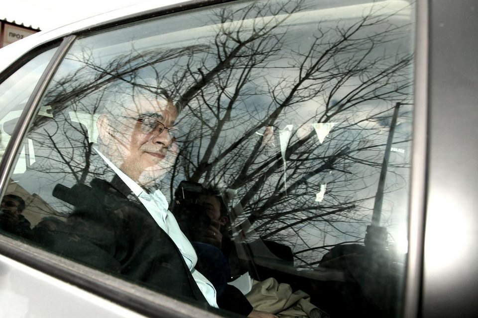 Με την κόρη του Ουρανία αποφυλακίστηκε ο Νίκος Μιχαλολιάκος – Παρολίγον επεισόδια με συγγενείς των «Πυρήνων» [εικόνες] | iefimerida.gr 0