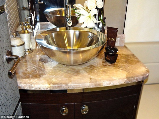 H ζωή μίας αεροσυνοδού σε ιδιωτικό τζετ: Πανάκριβα δώρα, χλιδή και πονηρές προτάσεις [εικόνες] | iefimerida.gr 3