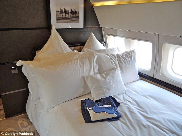 H ζωή μίας αεροσυνοδού σε ιδιωτικό τζετ: Πανάκριβα δώρα, χλιδή και πονηρές προτάσεις [εικόνες] | iefimerida.gr 5