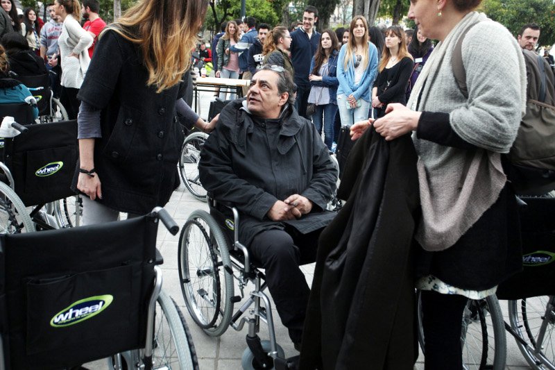 Ο Καφετζόπουλος με αναπηρικό καροτσάκι στο Σύνταγμα [εικόνες] | iefimerida.gr 0