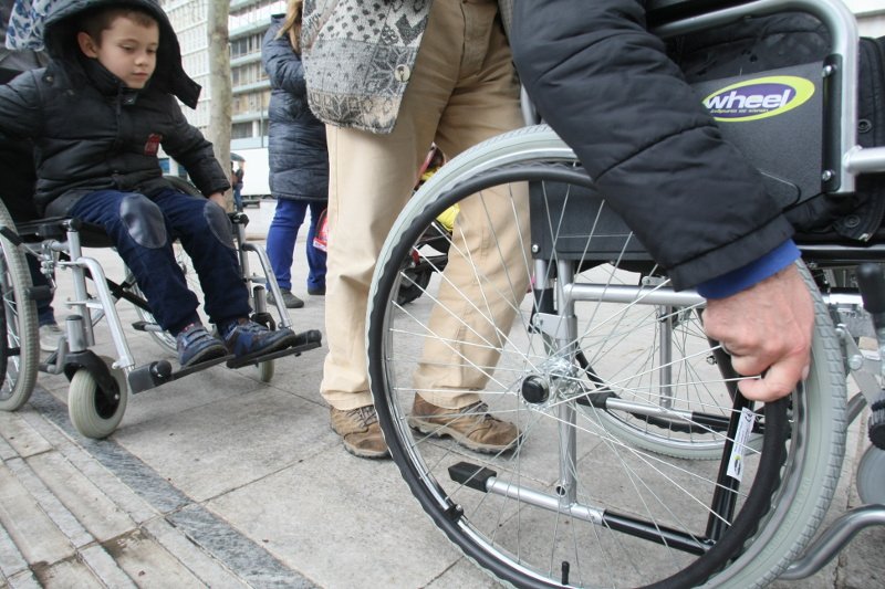 Ο Καφετζόπουλος με αναπηρικό καροτσάκι στο Σύνταγμα [εικόνες] | iefimerida.gr 9