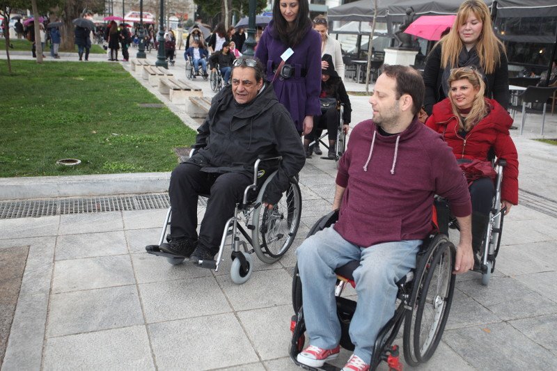 Ο Καφετζόπουλος με αναπηρικό καροτσάκι στο Σύνταγμα [εικόνες] | iefimerida.gr 1