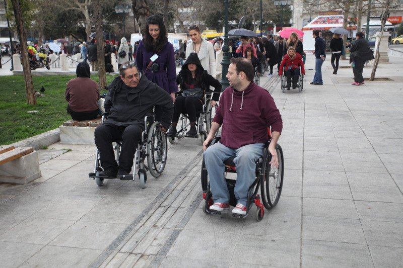 Ο Καφετζόπουλος με αναπηρικό καροτσάκι στο Σύνταγμα [εικόνες] | iefimerida.gr 2