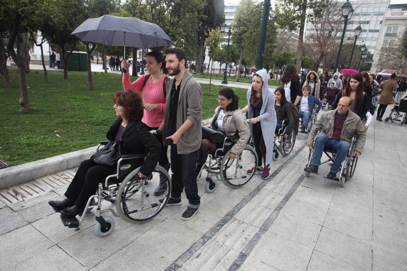 Ο Καφετζόπουλος με αναπηρικό καροτσάκι στο Σύνταγμα [εικόνες] | iefimerida.gr 3