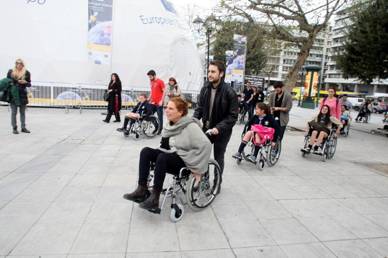 Ο Καφετζόπουλος με αναπηρικό καροτσάκι στο Σύνταγμα [εικόνες] | iefimerida.gr 4