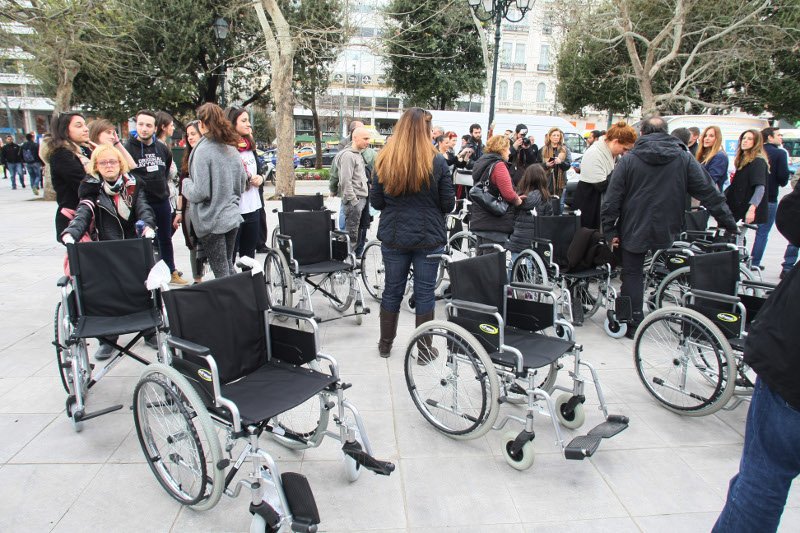 Ο Καφετζόπουλος με αναπηρικό καροτσάκι στο Σύνταγμα [εικόνες] | iefimerida.gr 5