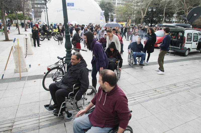 Ο Καφετζόπουλος με αναπηρικό καροτσάκι στο Σύνταγμα [εικόνες] | iefimerida.gr 6