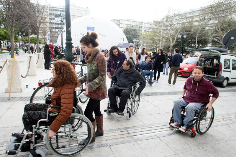 Ο Καφετζόπουλος με αναπηρικό καροτσάκι στο Σύνταγμα [εικόνες] | iefimerida.gr 7