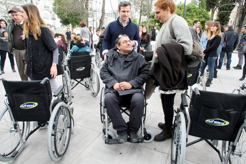 Ο Καφετζόπουλος με αναπηρικό καροτσάκι στο Σύνταγμα [εικόνες] | iefimerida.gr 8