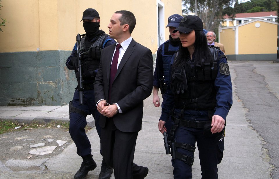 Κανέλλη στο δικαστήριο για το χαστούκι Κασιδιάρη: Είδα τον ουρανό με τ' άστρα, έφαγα τέσσερις μπουνιές, ήμουν καταμέλανη [εικόνες & βίντεο] | iefimerida.gr 1