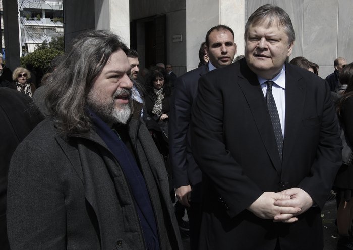 Συγκίνηση και πλήθος κόσμου στο τελευταίο «αντίο» στον Διαγόρα Χρονόπουλο [εικόνες] | iefimerida.gr 1